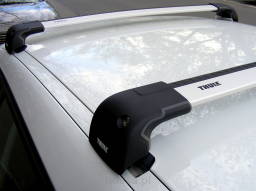 Zdjęcie orientacyjne. Bagażnik Thule WingBar Edge 959x na samochodzie z punktami montażowymi.