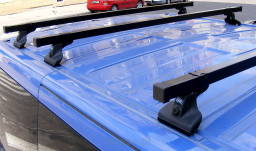Zdjęcie orientacyjne, prezentuje ogólny wygląd bagażnika na dachu samochodu.  
