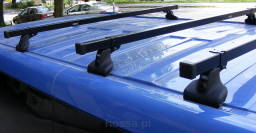 Zdjęcie orientacyjne. Elementy mocujące bagażnik CRUZ do dachu, różnią się odpowiednio do modelu auta.